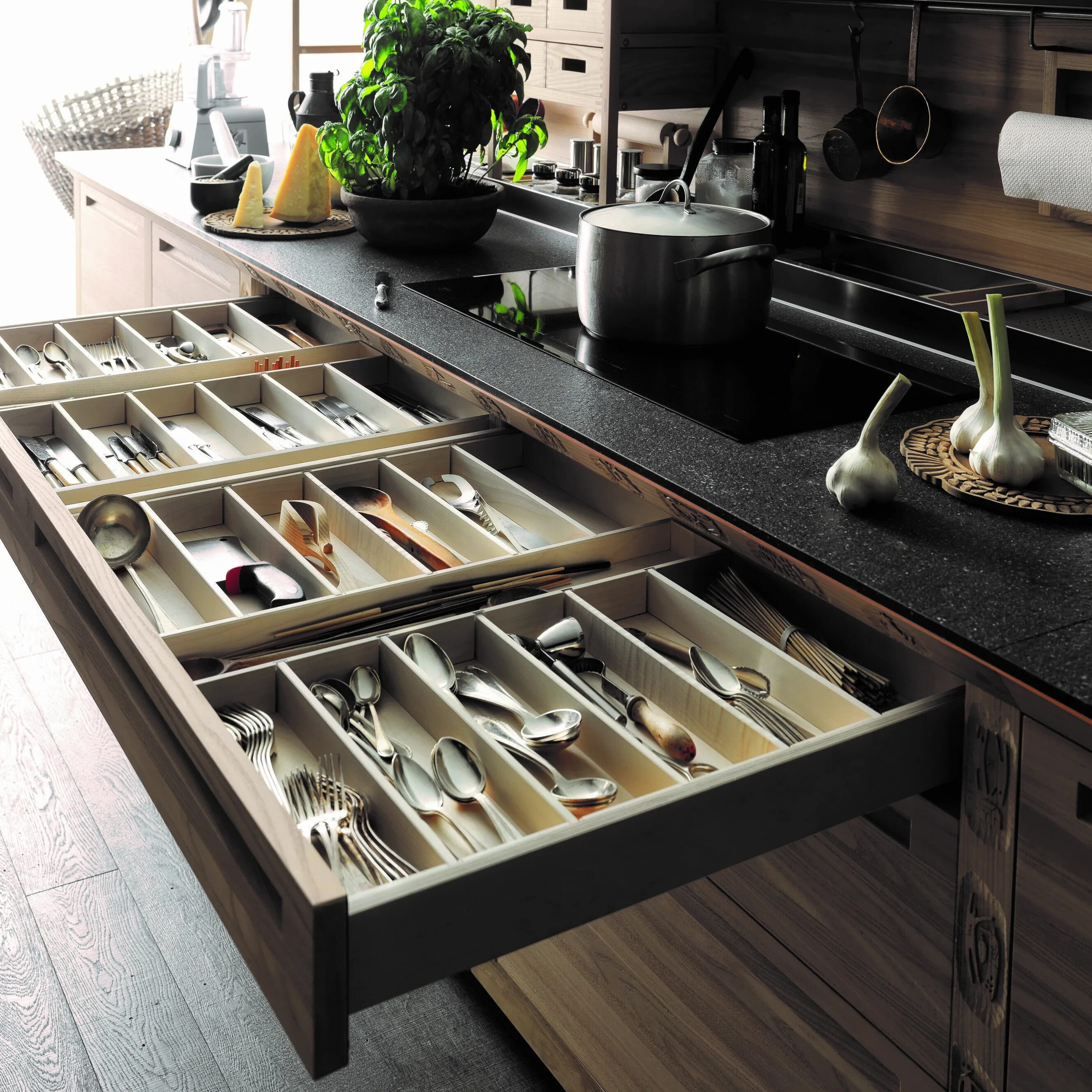 Кухня valcucine столешница. Полочки для кухни в шкаф. Полочки в шкафчик на кухню. Кухонный шкаф на столешнице. Сдвижной кухонный фартук.