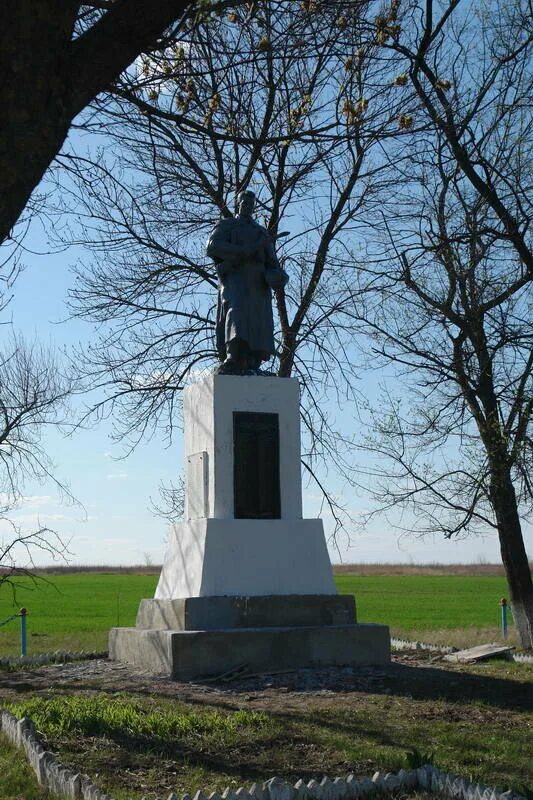 Харьковская область балаклейский. Балаклея памятник. Харьковская обл. Село залиман харьковская область. Балаклея братские могилы.