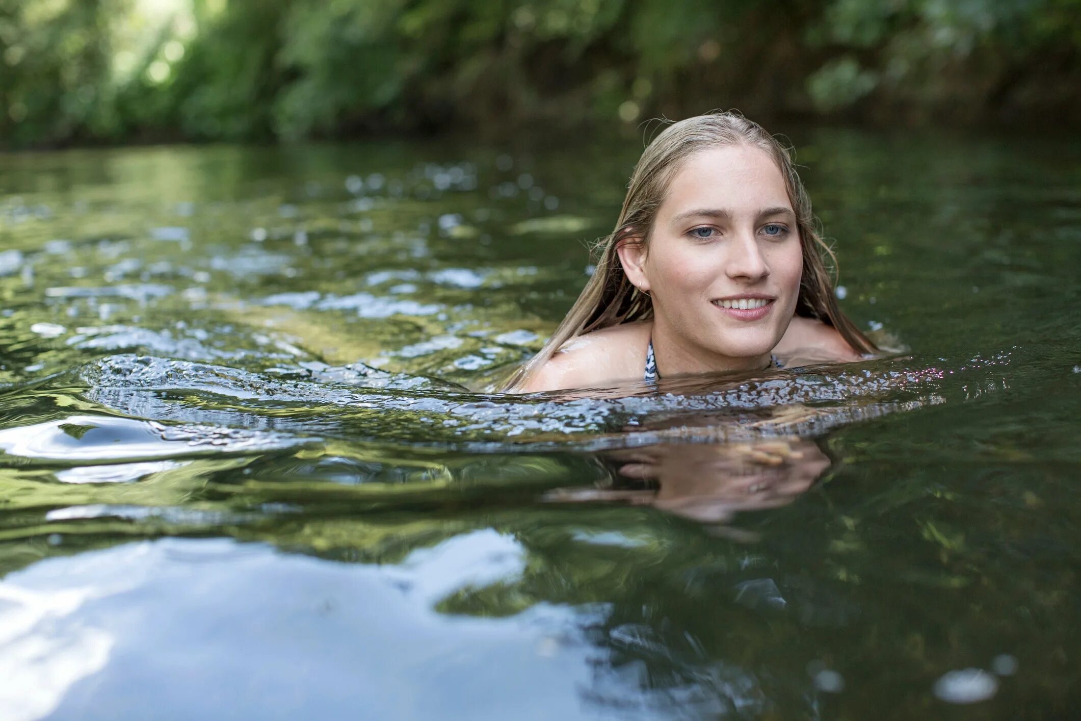 Домер плавает. Дочурка плавает на озере. Woman in the River.