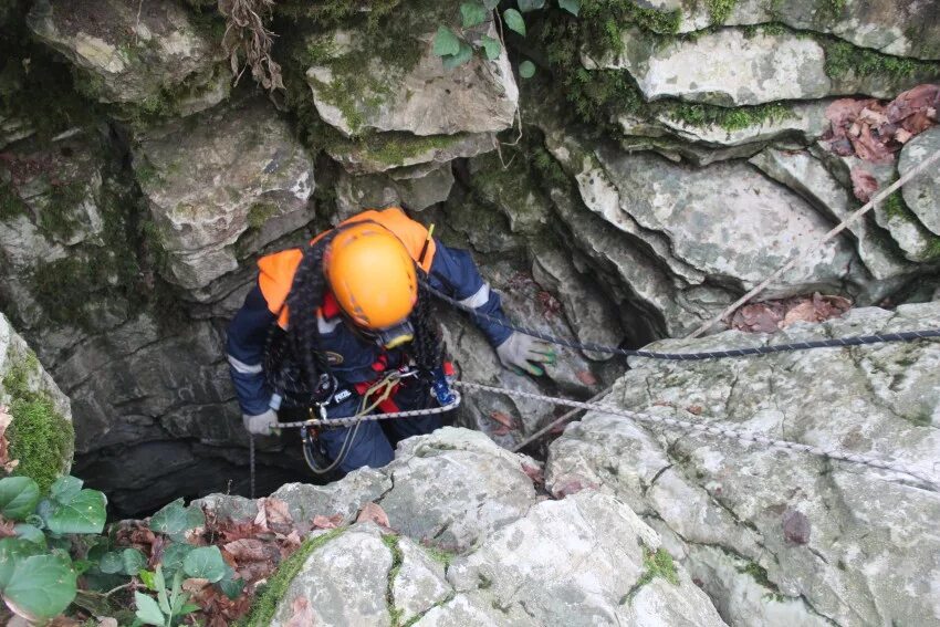 Передвижение спасателей в пещерах. Спасатели в пещере. Поисково-спасательные работы в пещере. МЧС В пещерах.