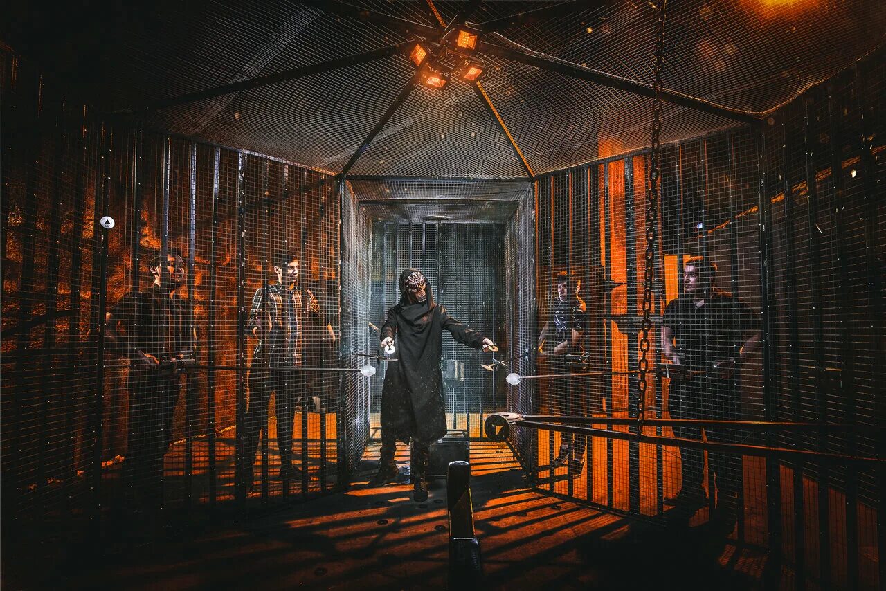 Квест улей. Королевский квест игра. Квест узник приключения во франции. Реалити квест. Дом с привидениями квест в москве.