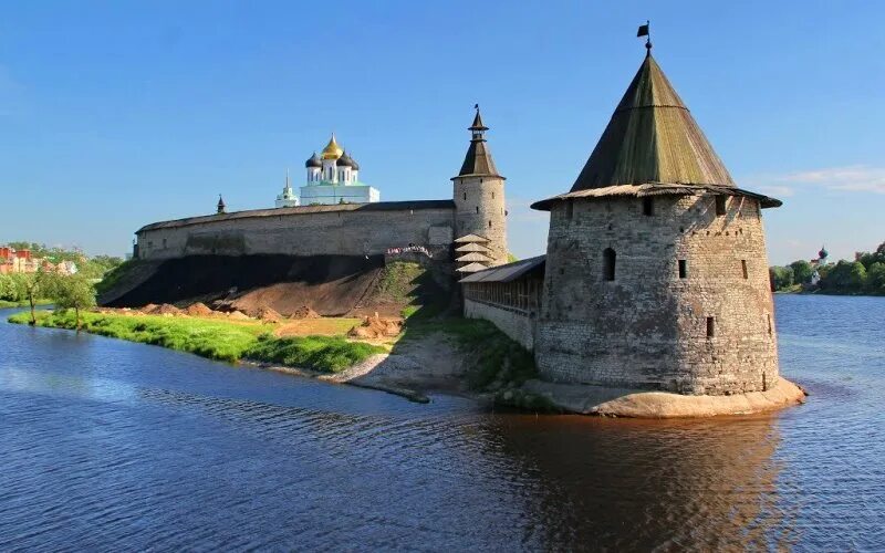 Псковский кремль 2010 год. Псков 13 век. Псков изборск центр. Псковский кром достопримечательности пскова. Набережная в пскове у кремля.