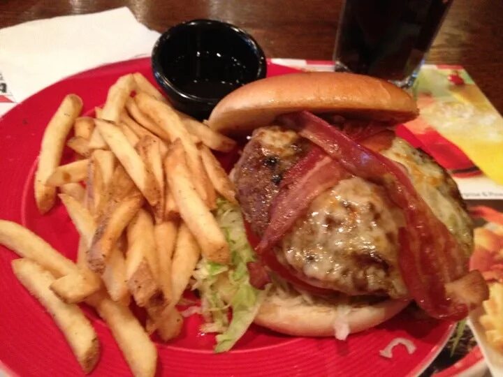 Friday's ресторан. Fridays бар. Tgi friday's атриум. Кафе tgi fridays. Фрайдис каширская плаза.