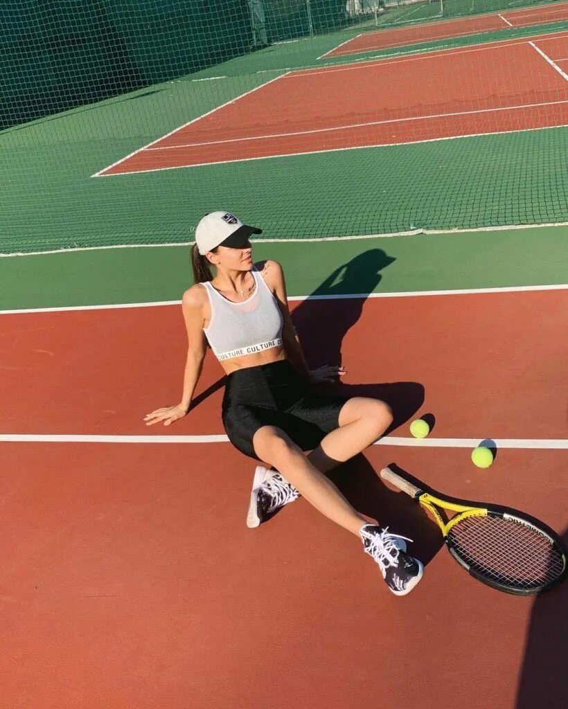 Теннисист на белом фоне. Дуэйн дэвис теннис. Петра убералова. Канадский теннисист раонич. Теннисист на белом фоне.