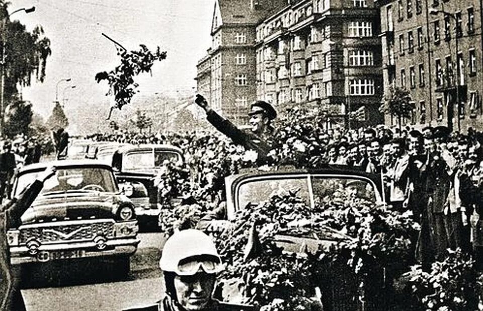 14 апреля 1961 года. Встреча Гагарина в Москве после полета 1961. Встреча Юрия Гагарина после полета в Москве. Гагарин на красной площади 1961. Кортеж первого Космонавта Юрия Гагарина Москва 14 апреля 1961 года.