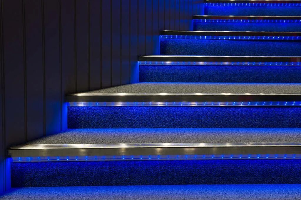 Диодное освещение. Подсветка ступеней. Подсветка лестницы на ступенях. Светодиодная подсветка ступеней. Неоновая подсветка лестницы.