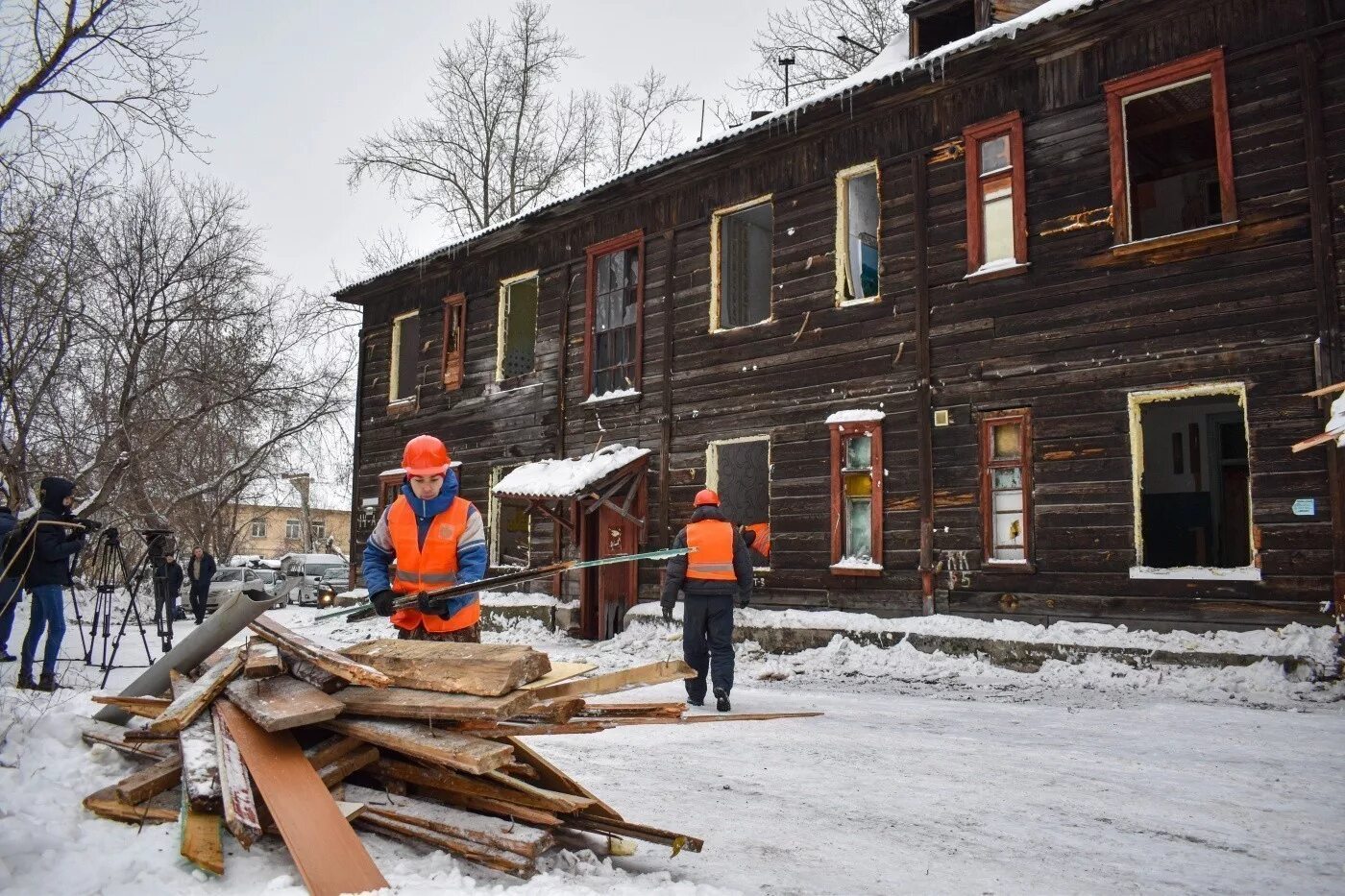 Помощь с расселением. Ветхий жилой фонд Киров. Расселение из ветхого и аварийного жилья Тверь. Расселение из ветхого жилья Хабаровск. Аварийный дом.