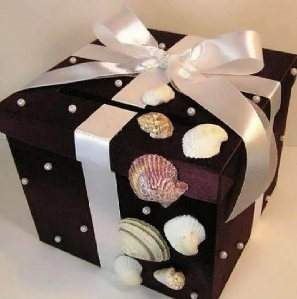 Подарки на день части. Коробки для украшений. Декор коробки для подарка. Красивая коробка для подарка. Красивая упаковка подарков.