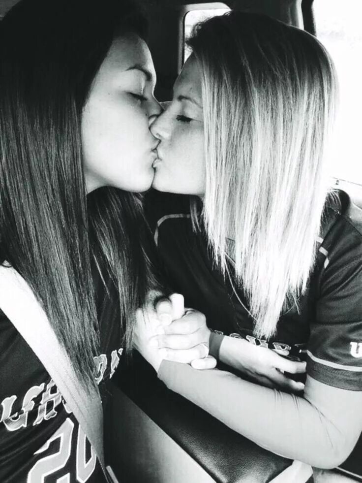 Lesbian 7. Две девушки целуются. Красивый поцелуй девушек. Поцелуй девушки с девушкой. Подруги.