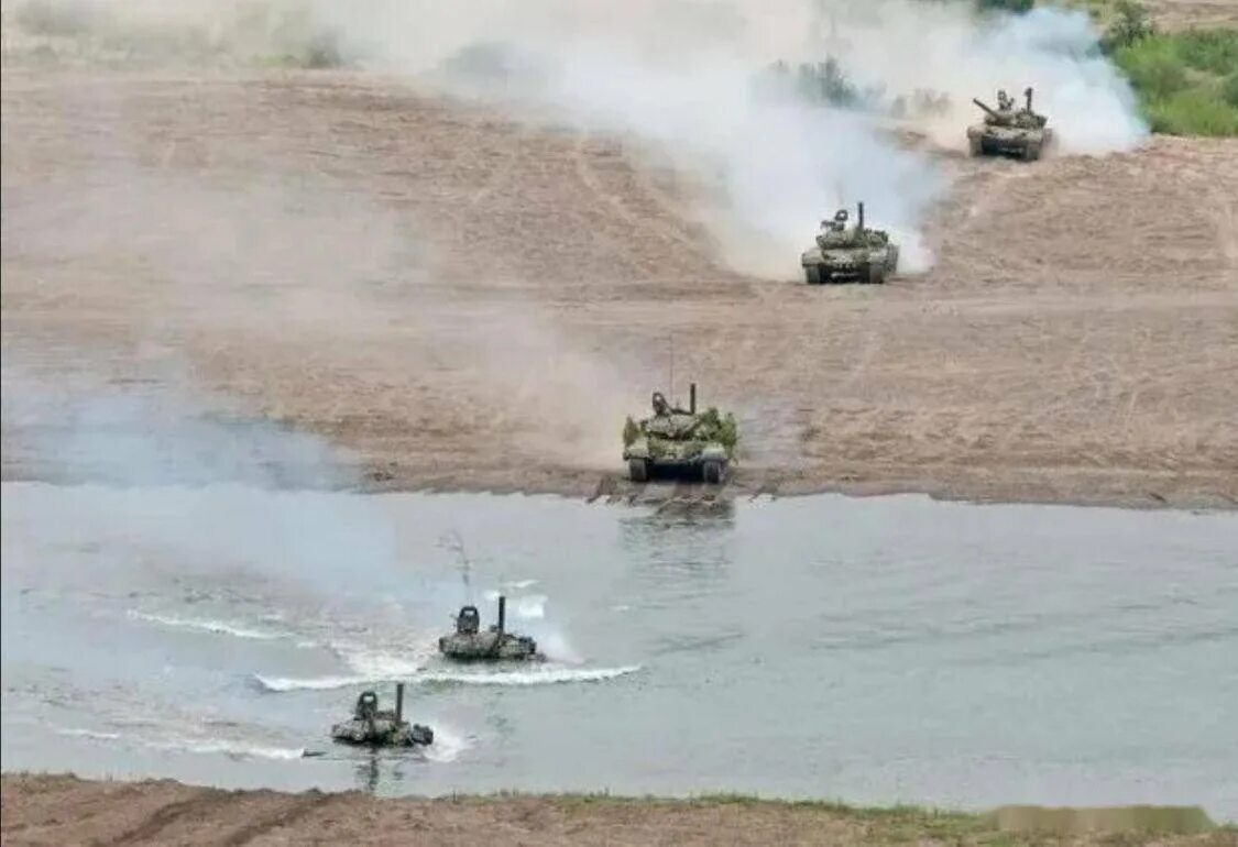 Танки препятствия. Форсирование водных преград. Танк пересекает реку. Форсирование водной преграды мотострелковой бригадой. Техника для форсирования рек.