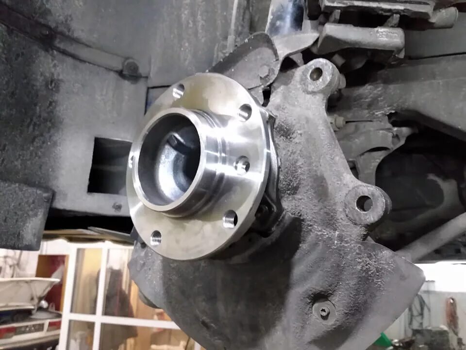 как определить гудящий подшипник ступицы. гудят ступичные подшипники на инфинити qx56. гудит подшипник ступицы. подшипник ступицы на сеат ибица 2012г.