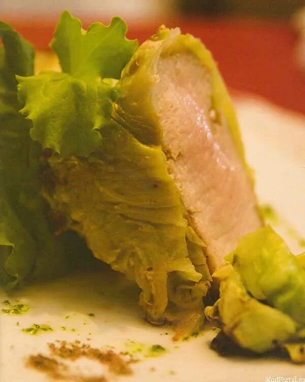 Мясо в капустных листьях рецепт. Свинина на капустных листья. капуста с мясом. запеченное мясо на капустных листьях. мясо с капустными листьями в духовке.