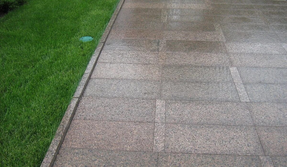 отделка цоколя плиткой. отделка гранитом. земля гранитных плит. плита гранит дымовский 600х600х30. земля гранитных плит.