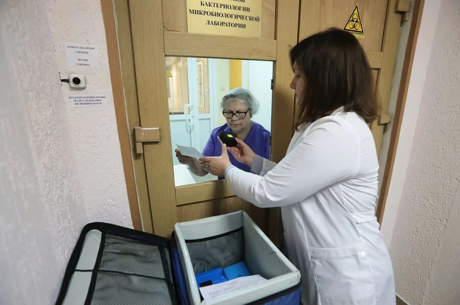 Лабораторная роспотребнадзора. Лабораторная роспотребнадзора. Испытания вакцины китай. Лаборатория роспотребнадзора. Исследования фруктов в лаборатории.