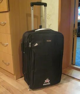 Чемодан стоит на полу