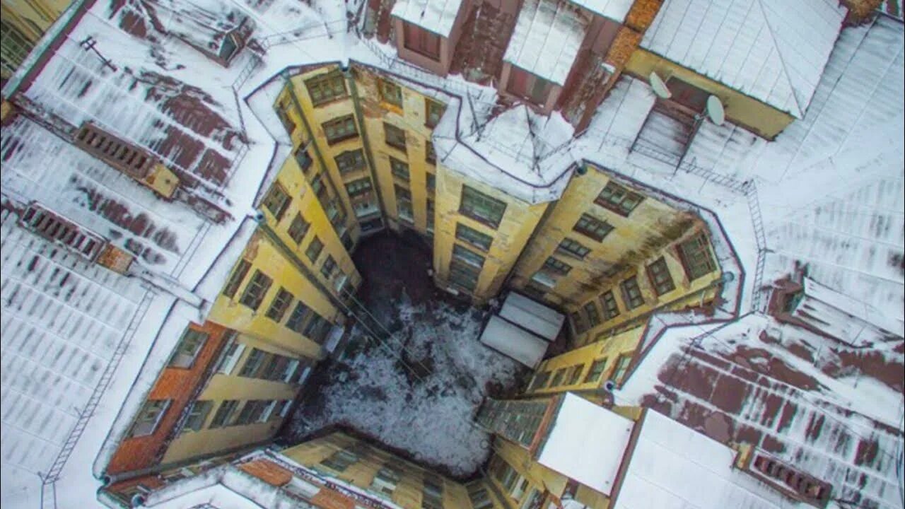 Почему в питере дома вплотную. Питерские колодцы дворы гривцова 24. двор колодец. питерские дворы вид сверху. дом колодец в питере.