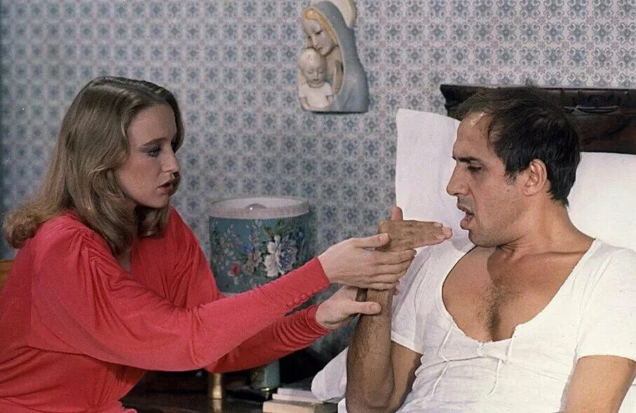 Комедии с челентано. Элеонора джорджи бархатные ручки. Безумно влюбленный 1981. Фильм бархатные ручки с адриано челентано. Постер innamorato pazzo 1981.