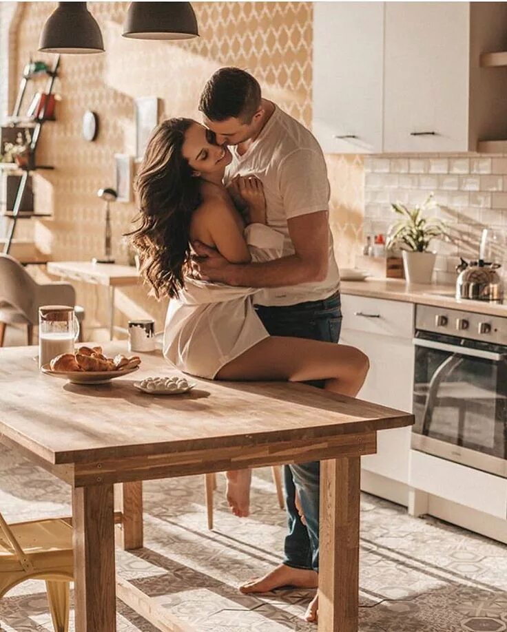 Парень и девушка на кухне. Фотосессия на кухне. Влюбленные на кухне. Пара обнимается на кухне. Русская соблазняет на кухне