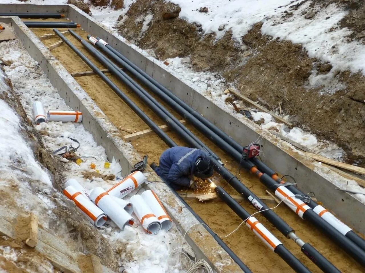 Строительство инженерных коммуникаций для водоснабжения газоснабжения. Прокладка инженерных сетей. монтаж наружного водопровода. прокладка наружных инженерных сетей. прокладка труб водоснабжения.