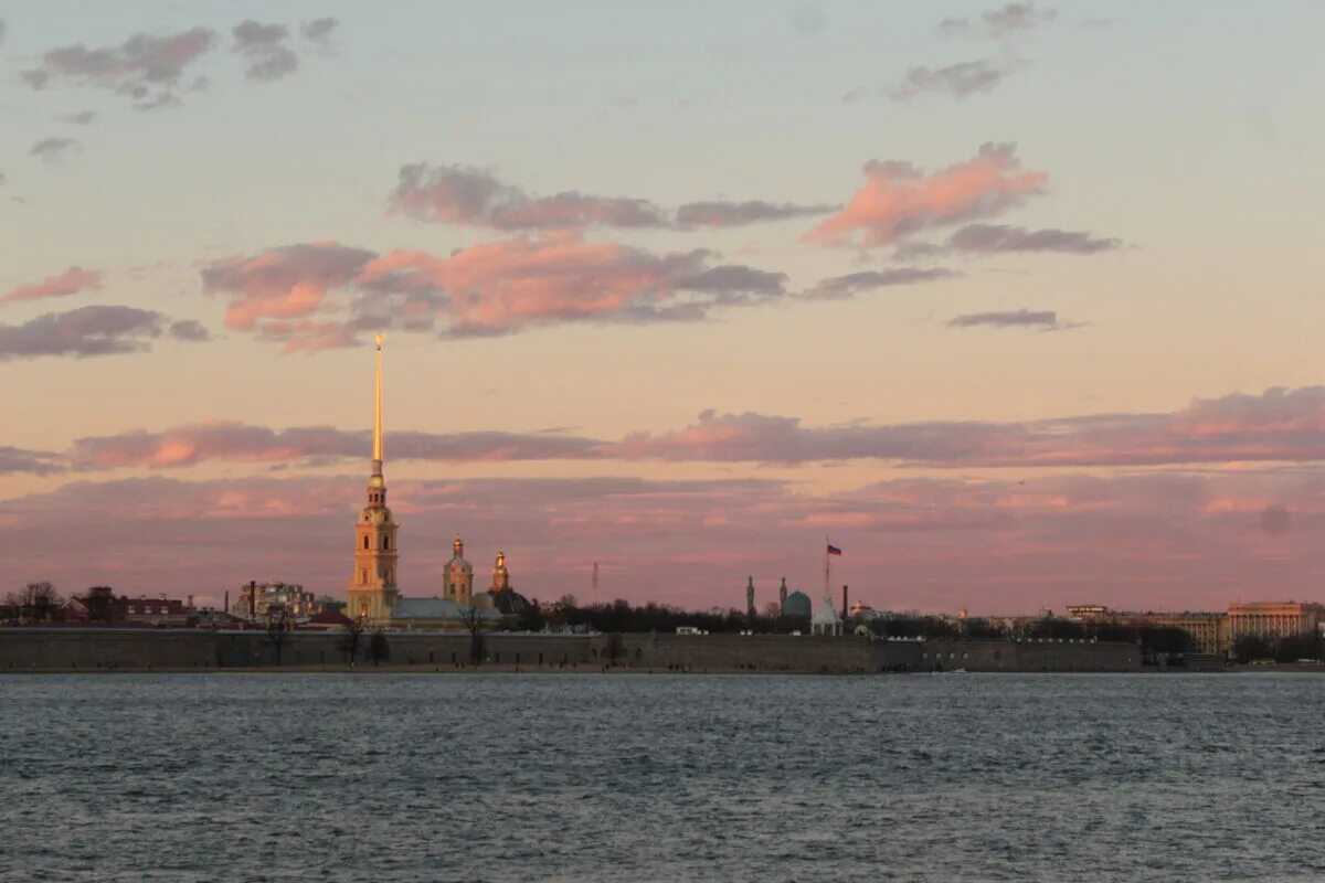 Туры на 7 дней из спб. Петропавловская крепость в Санкт-Петербурге. Смотровая Петропавловская крепость. Санкт-Петербург днем. Экскурсии от Петропавловской крепости по воде.