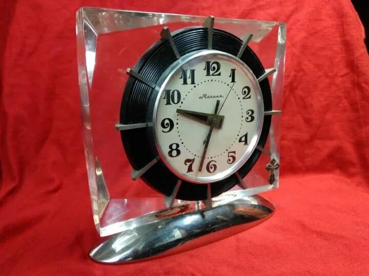 Механические часы молния ссср настольные. Часы маяк молния ссср. Часы молния ччз настольные. Настольная молния. Механические часы молния ссср настольные.