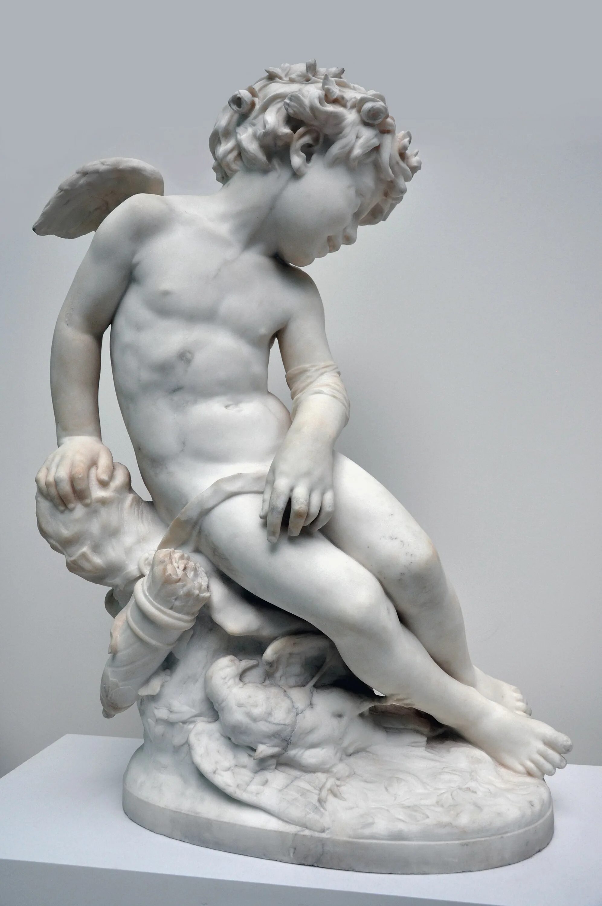 Лувр, париж. Этьен фальконе грозящий амур. Амур статуя. Психея скульптура мрамор. Амур фальконе эрмитаж.