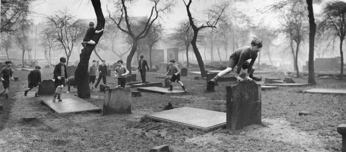 Хард ретро. Эпохальный фотограф берт харди. чехарда фото. кладбище на детской площадке. чехарда детские площадки.