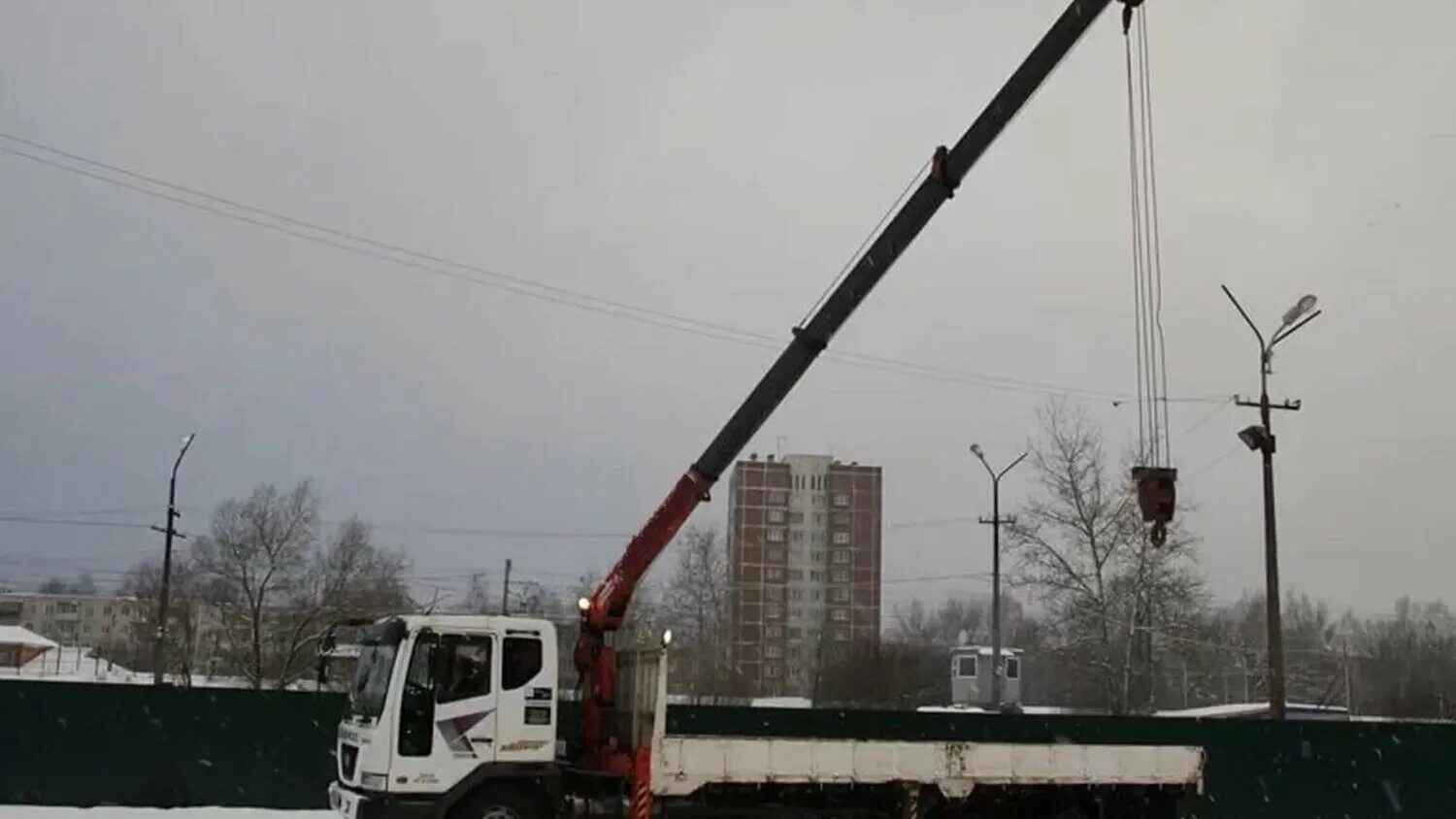 Манипулятор зимой. Манипулятор 7т palfinger. Услуги манипулятора автовышки. Работа на манипуляторе видео уроки. Volvo fh манипулятор.