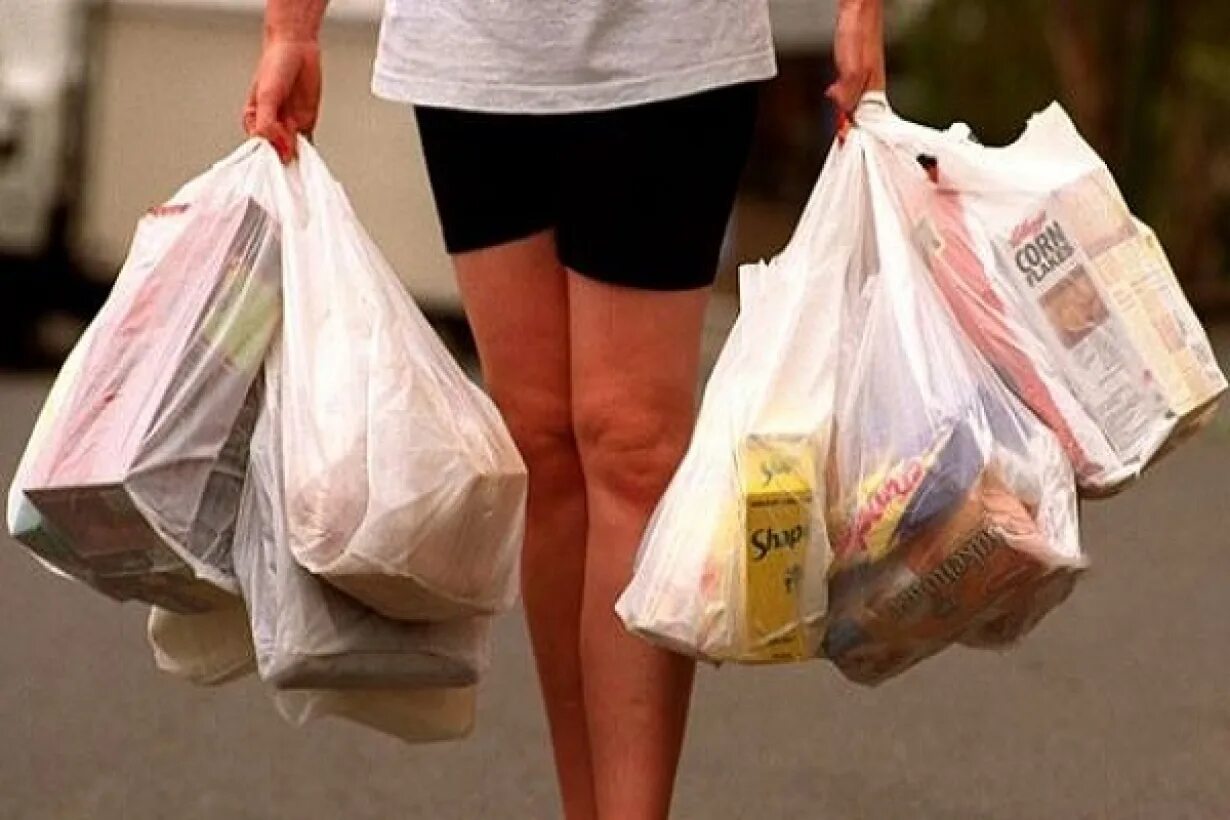 Собрать полный пакет. Тяжелые сумки с продуктами. Женщина с пакетами продуктов. Несет пакет. Тащит пакеты.