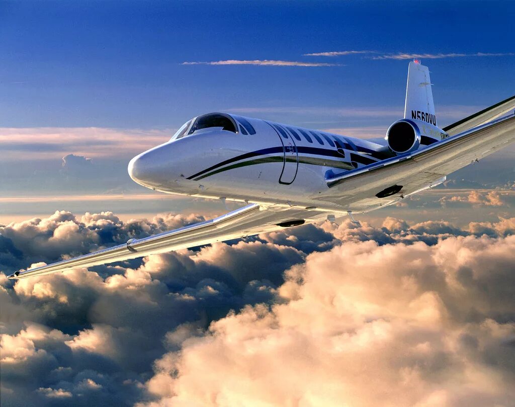 Cessna Citation encore+. Красивый самолет. Частный самолет в небе. Чартерный самолет.