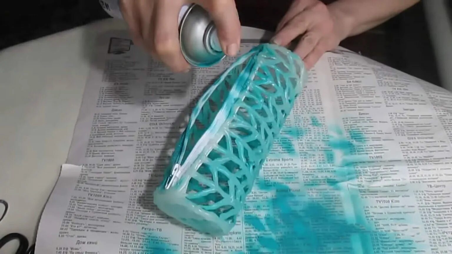 Украшения из горячего клея. Поделки с горячим клеем. Что можно из горячего клея. Поделки с помощью клеевого пистолета. Украшения из клеевого пистолета.