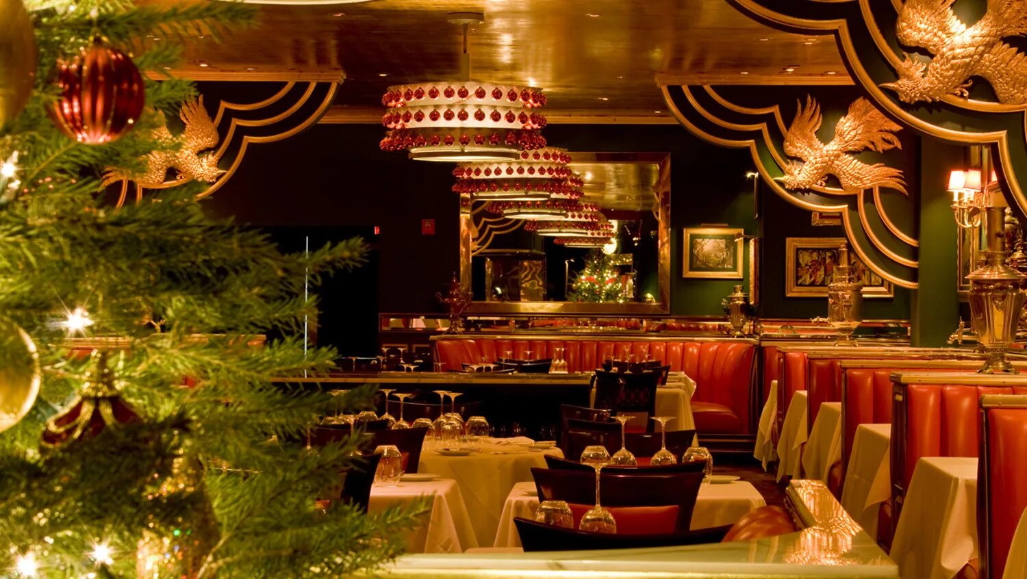 Новый год в баре. Бар с новогодней программой. Новый год в сочи ресторан с программой 2022. Хай бар москва сити. Украшение ресторана на новый год.