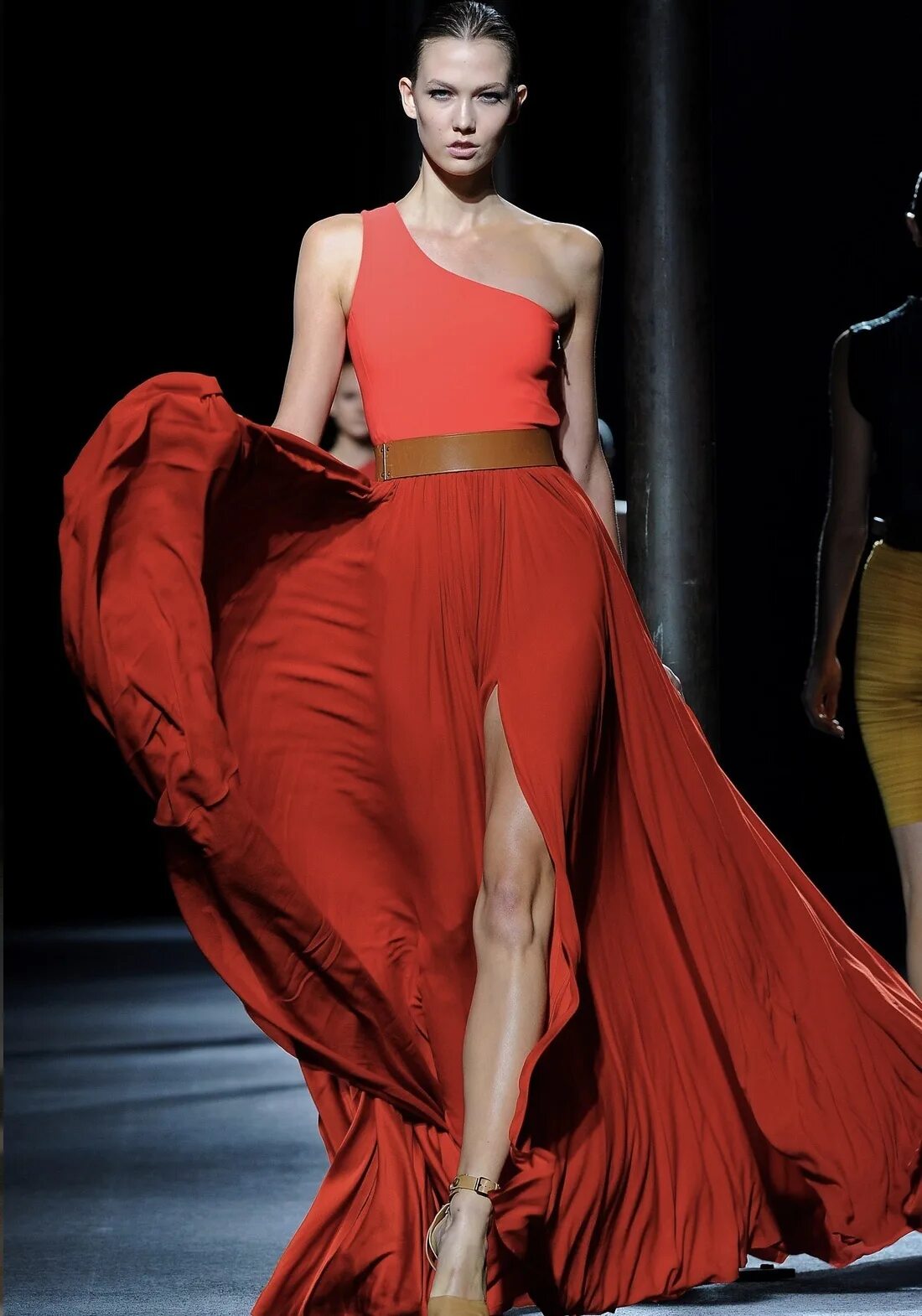 Фотомодели на подиуме. Модный показ. Показ одежды. Фотомодели на подиуме. Показ мод.