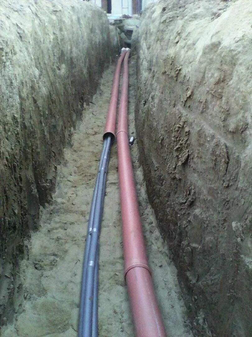 Труба ПНД 32 для прокладки кабеля в земле. ПНД труба 32 в траншее. ПНД 32 газопровода траншея. Прокладка труб наружного водопровода 160 серые.