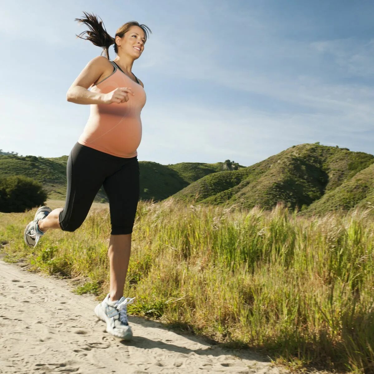 Заниматься спортом при беременности. Беременность. Физическая активность беременных. Беременные на пробежке.