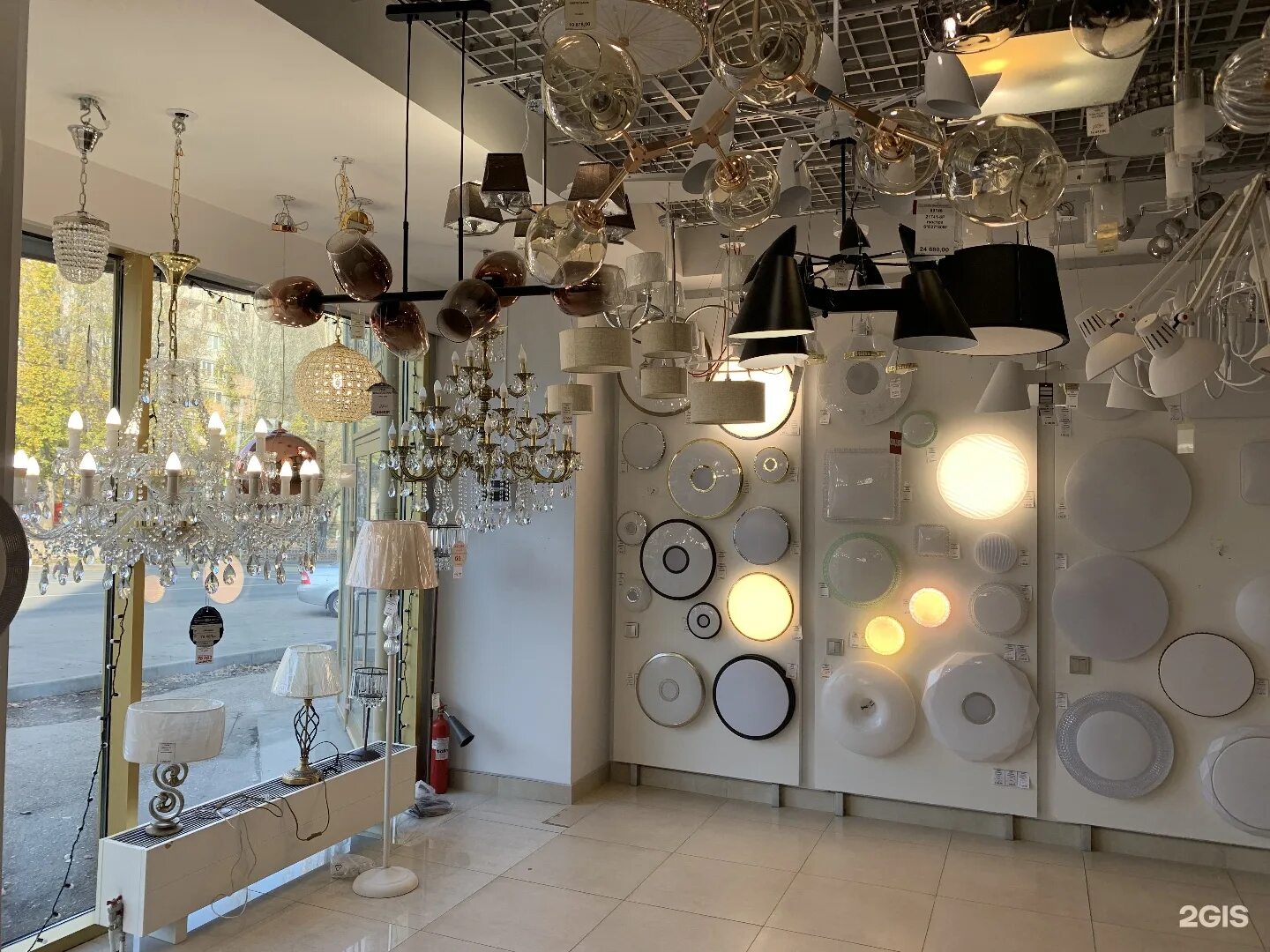 витрина магазина люстр. магазин света в самаре. магазин светильников нижний. магазин светильников и люстр. салон посуды и люстр «aura of bohemia» тюмень уристалл.