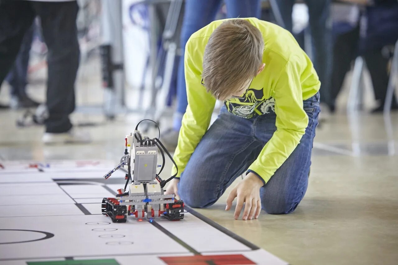 Техническое творчество в детском саду. Робототехника брянск. Фестиваль роботов брянск. Робототехника для детей. Выставка роботов.