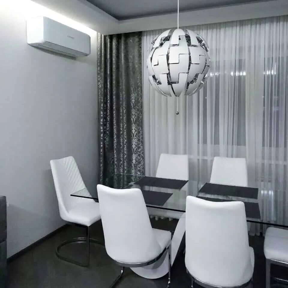 Современные шторы. Стильные шторы. Шторы в интерьере спальни в современном стиле. Шторы сиреневые для гостиной. Шторы на кухню бело черные.