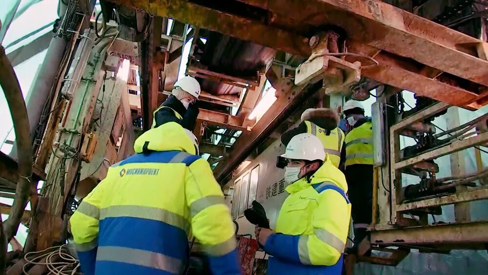 Рабочие прокладывают тоннель 500 3 10. Тонелепроходческий комплекс.