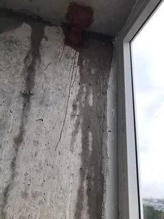 Протекает сверху