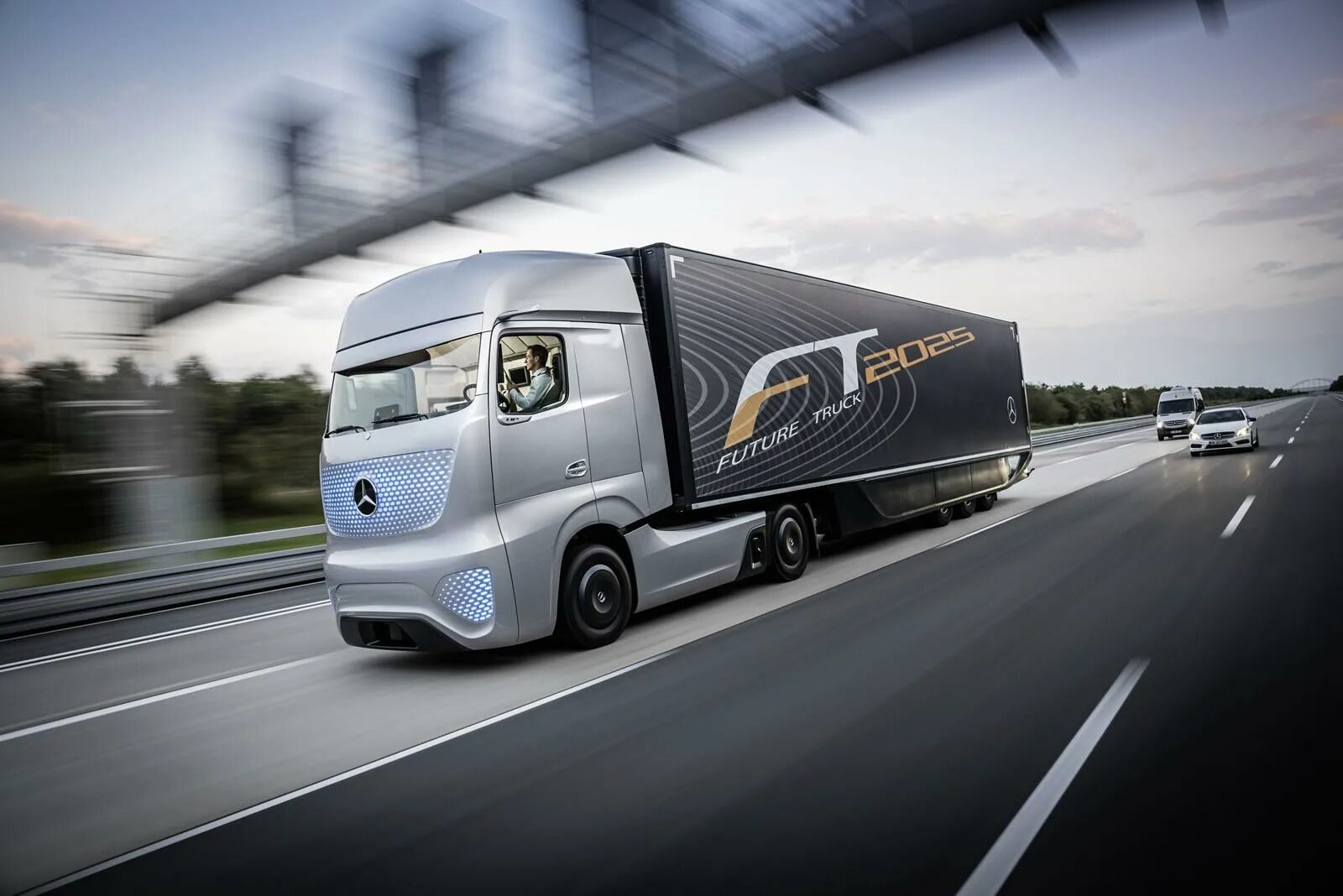 Германия 2025 год. Mercedes-Benz Future Truck 2025. Volvo Trucks 2030. Грузовик будущего Ивеко. Вольво фура 2023.