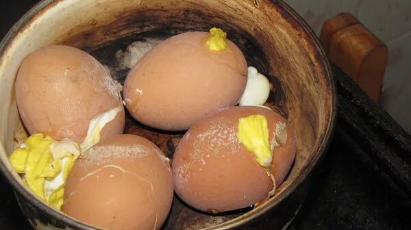 Яйцо треснуло при варке. Яйцо лопнуло. Яйцо куриное трещина. Яйцо при варке треснутое. Почему лопаются яйца