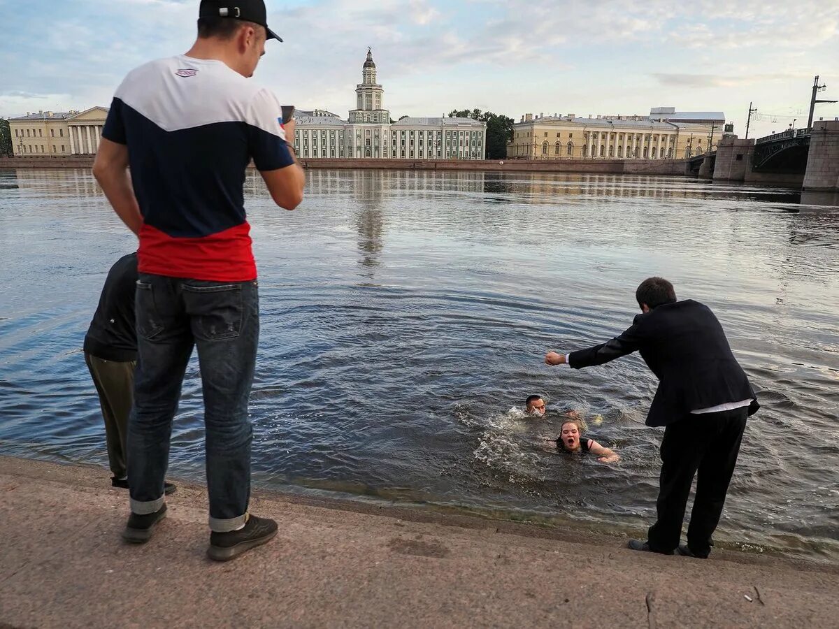 Люди купаются в Неве. Невы человека. Купаться в Неве в.Питере. Юноша на берегу Невы. Страх над невой чем кончился