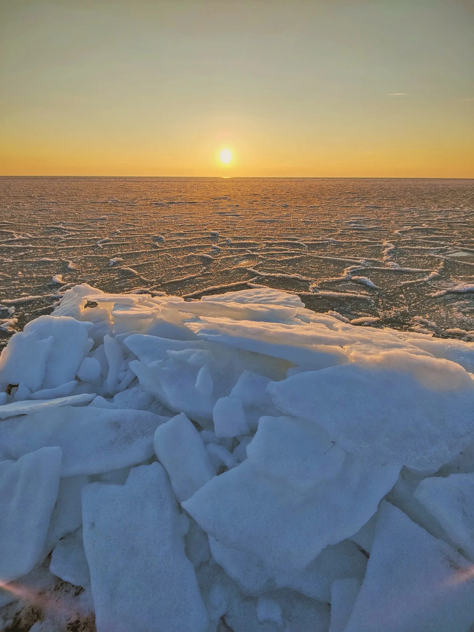 Замерзший берег моря