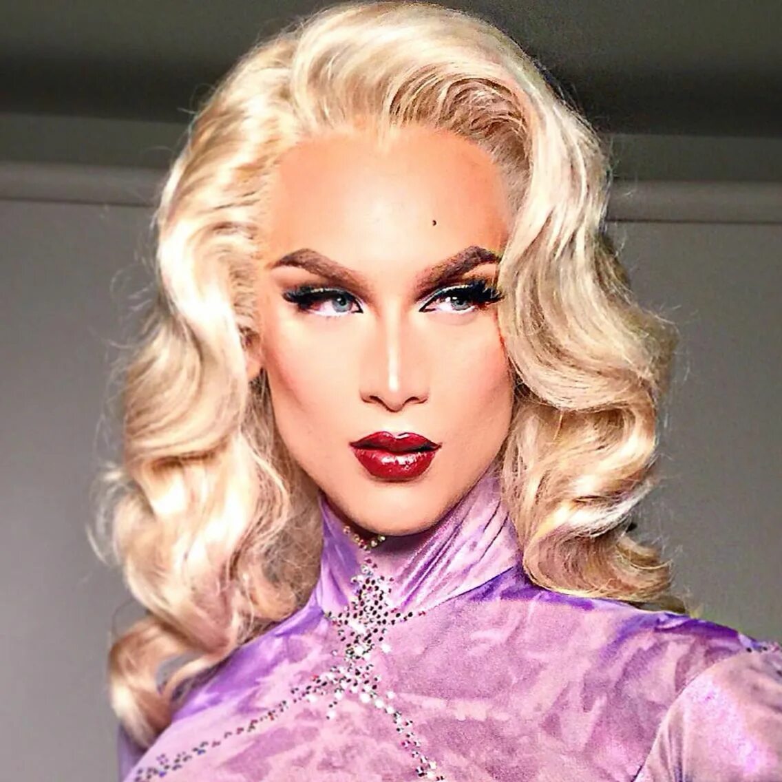 Квин модель. Дрэг квин мисс фейм. травести miss fame. драг квин блондин.