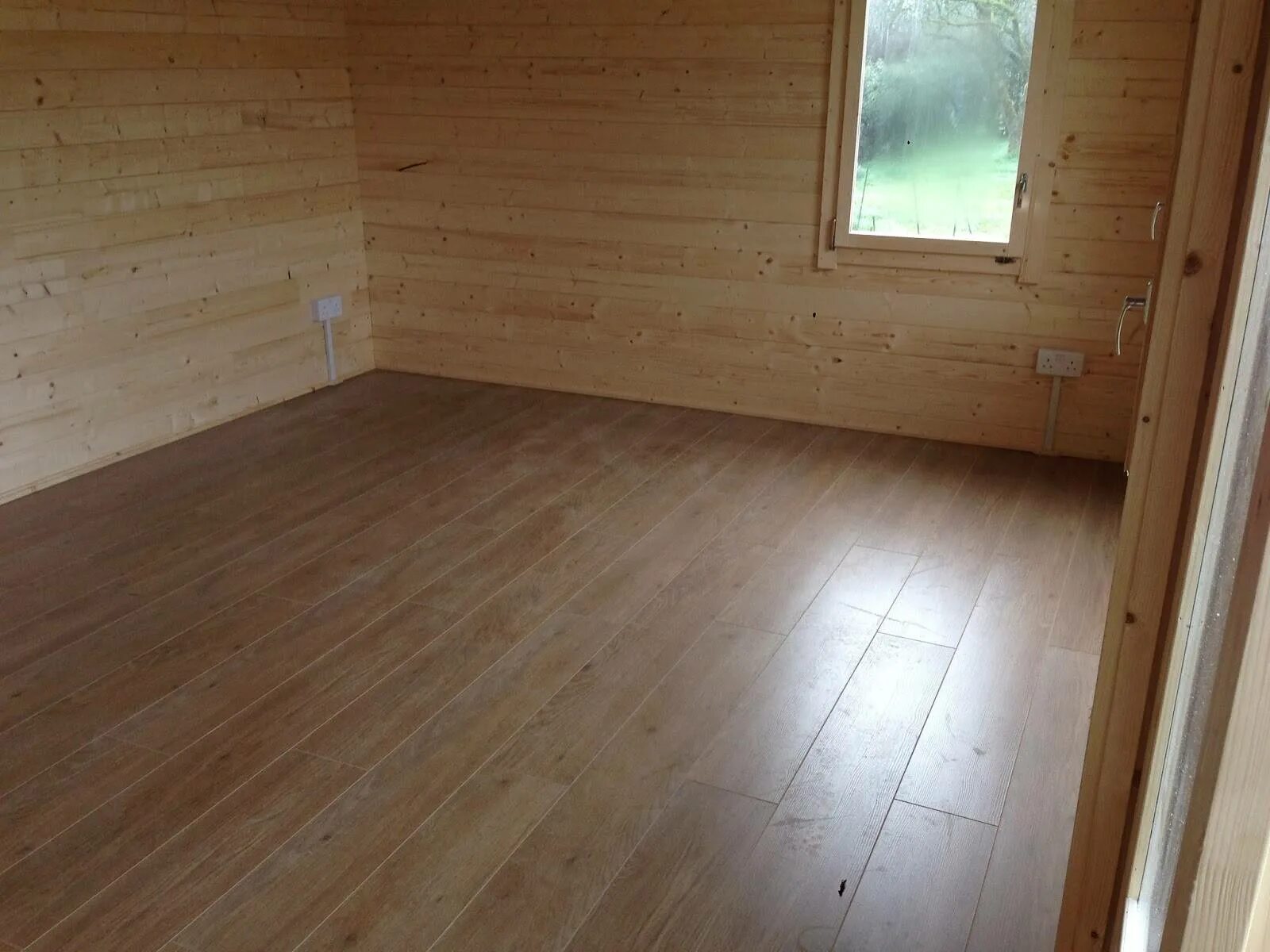Деревянный пол на даче. Деревянный пол в квартире. Лиственница на полу в интерьере. Деревянный пол на веранде. Паркет мербау.