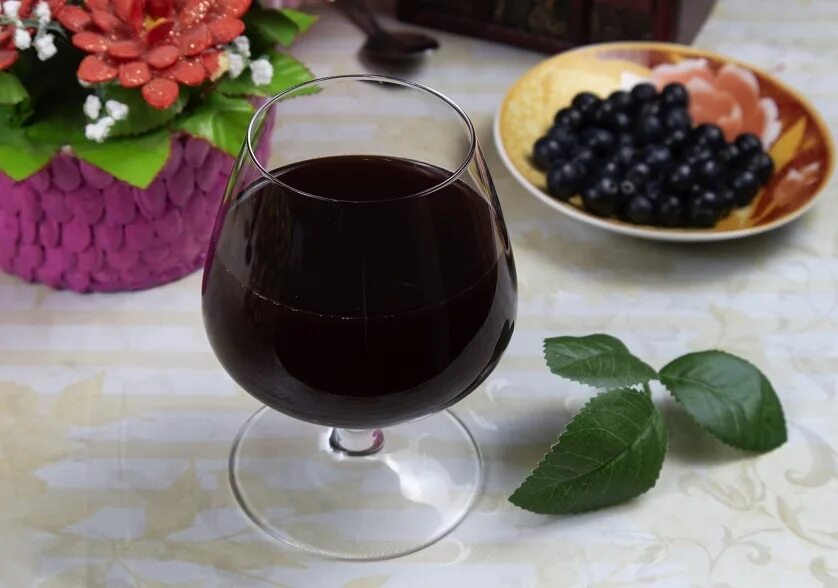 Черная смородина вино домашнее простой рецепт. Смородиновое вино. Вино черная смородина. Вино из смородины. Домашнее вино из черной смородины.