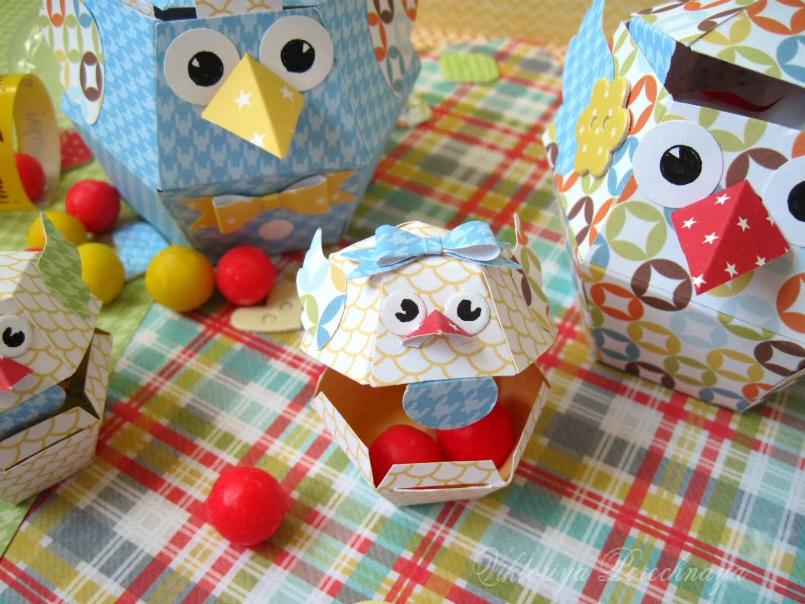 Новогодняя коробка кормушка. Птички коробочки. Коробка с птицами. Упаковка птицы. Игрушка из коробки.