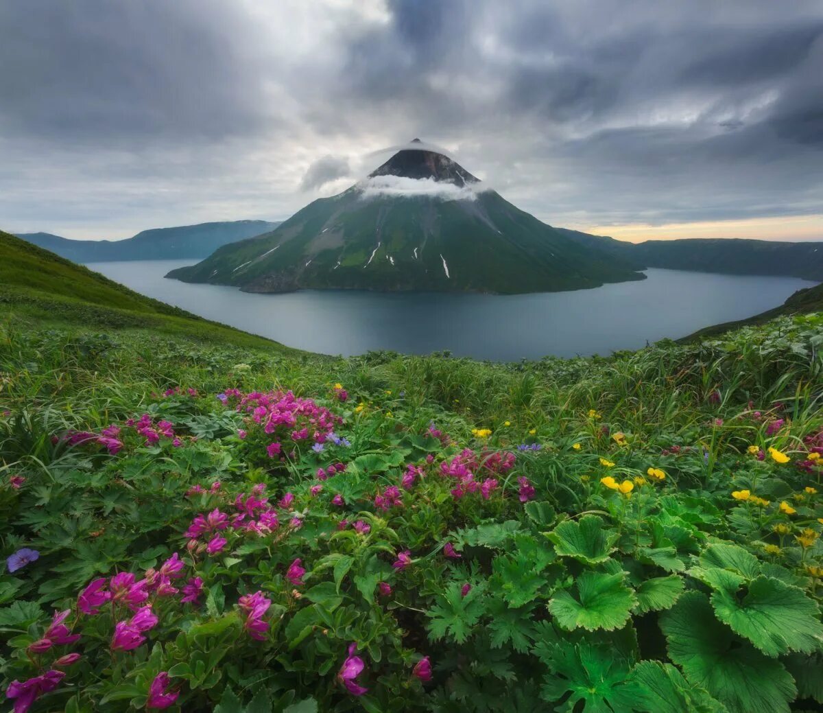 Онекотан курильские острова. Москва курильские острова. Остров уруп курильской гряды. Остров онекотан вулкан креницына. Москва курильские острова.
