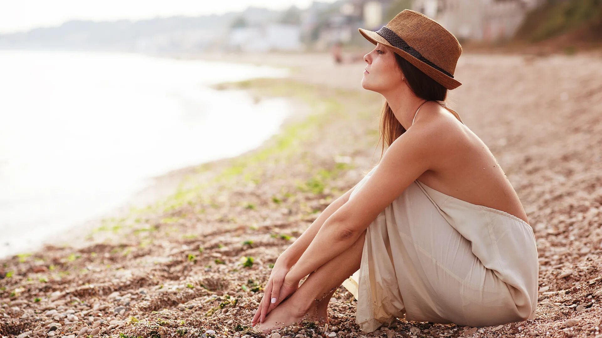 Красивые скромные девушки. Портрет на природе. Стоящая девушка. Спокойные тихие девушки. Спокойная женщина.